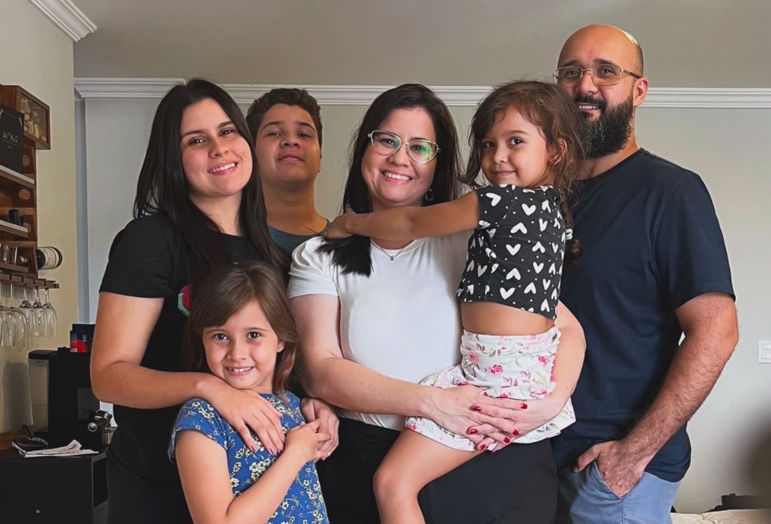 Rodrigo Melo ao lado da esposa e dos filhos em casa